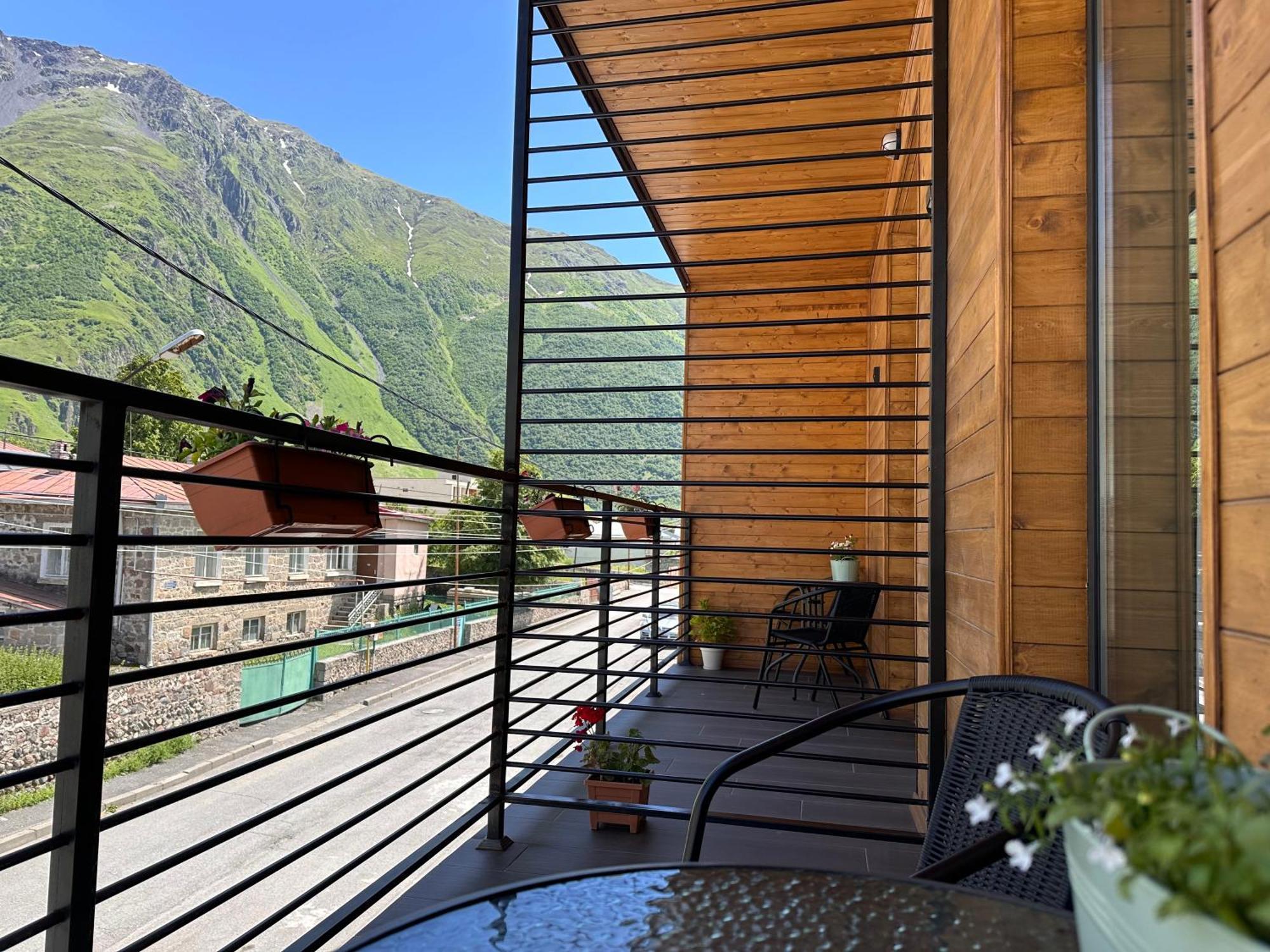 Hotel Mountime Kazbegi Exteriör bild