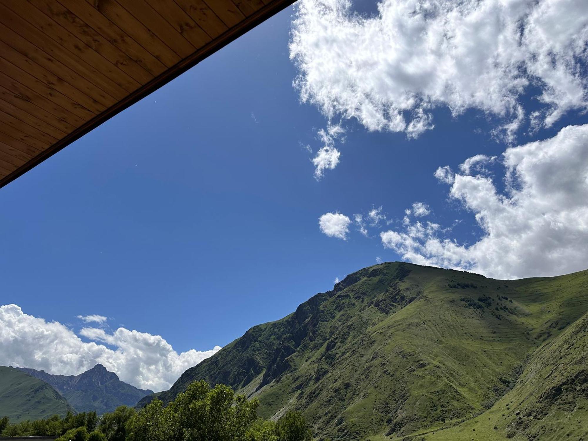 Hotel Mountime Kazbegi Exteriör bild