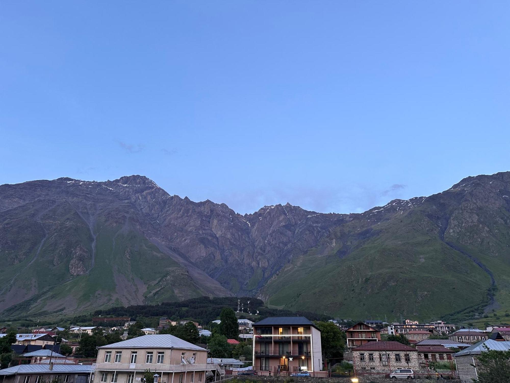 Hotel Mountime Kazbegi Exteriör bild