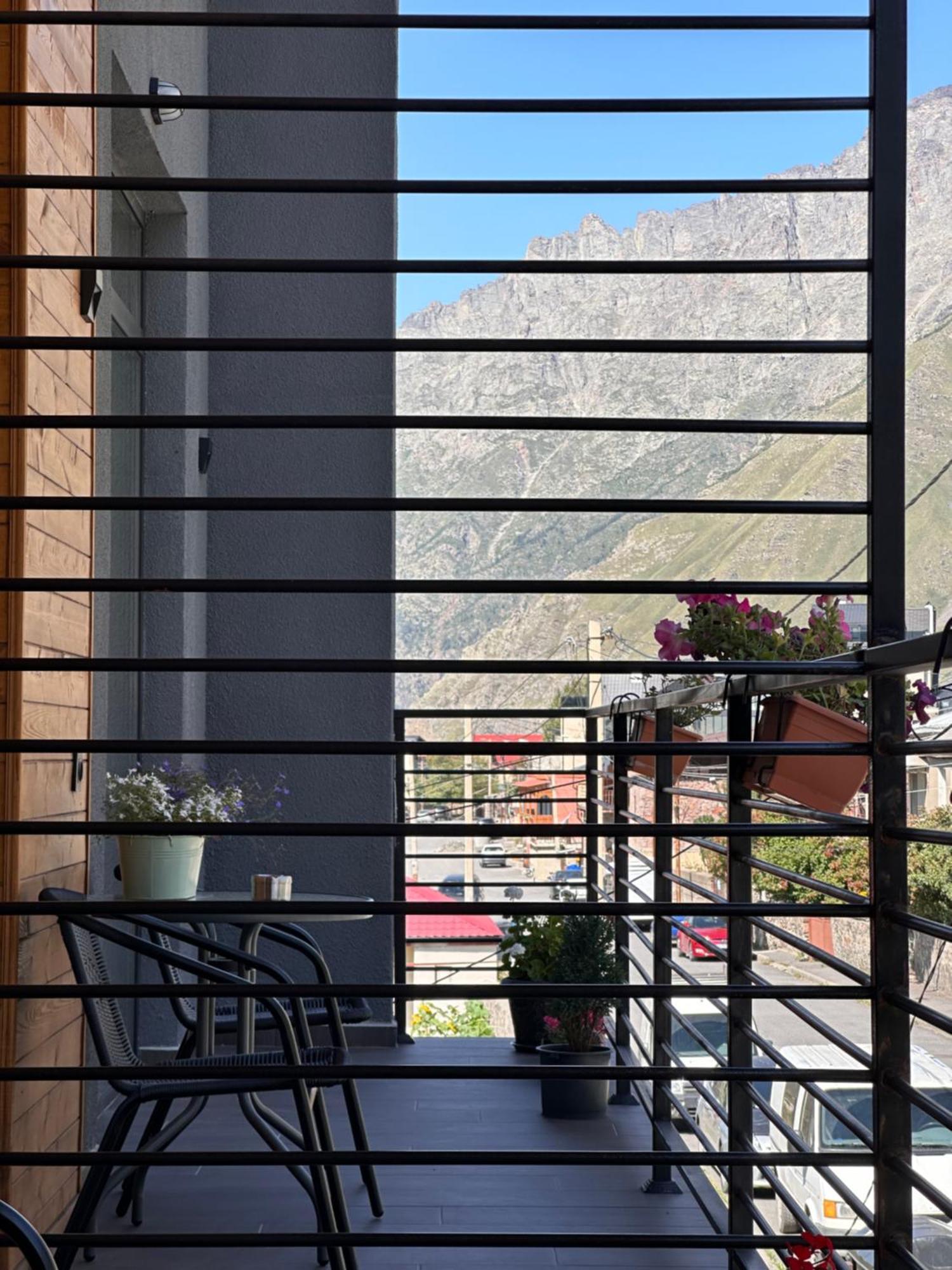 Hotel Mountime Kazbegi Exteriör bild