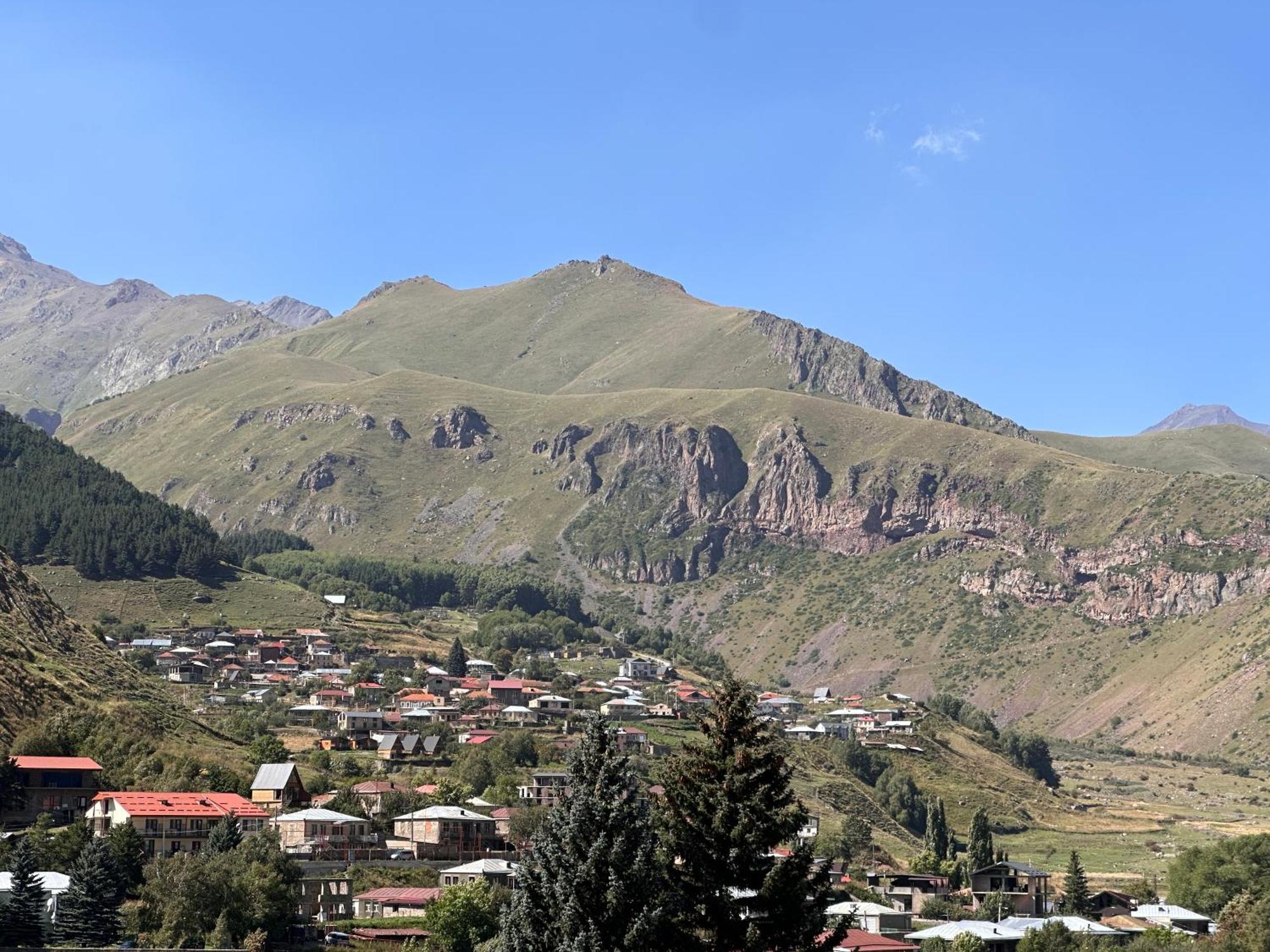 Hotel Mountime Kazbegi Exteriör bild