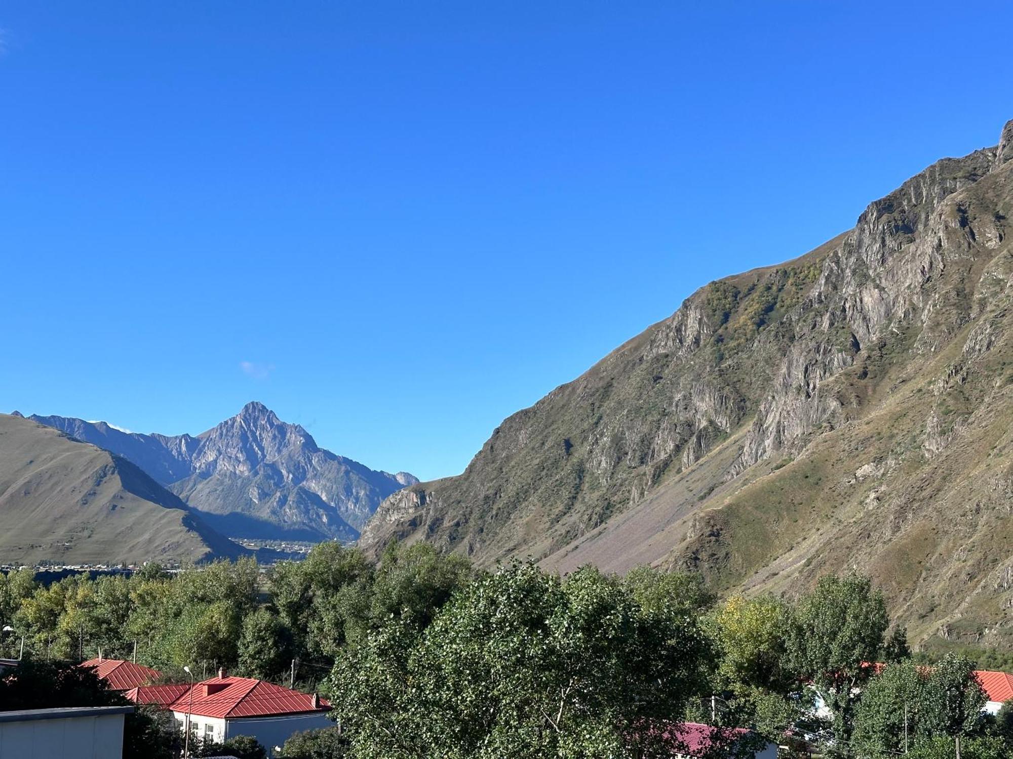 Hotel Mountime Kazbegi Exteriör bild